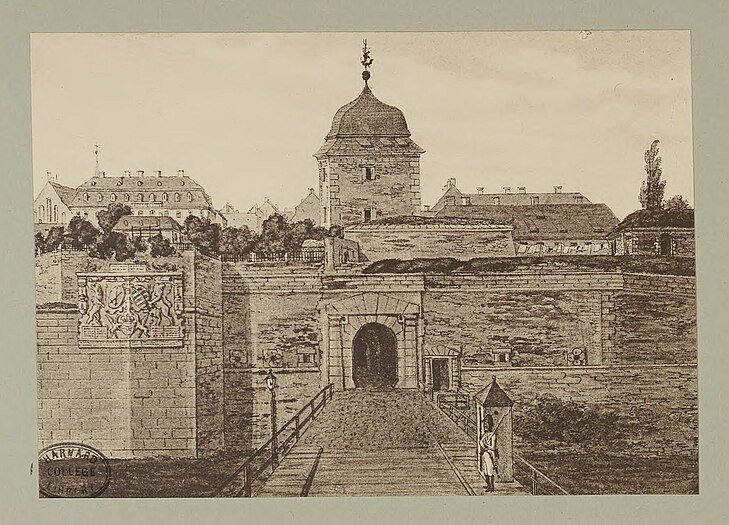 Dresdens Festungswerke im Jahre 1811 - Die Wilsdruffer Thor-Brücke, das Thor und der Thurm von außen; links das Churfl. Sächs. und Königl. Dänische Alliance-Wappen. Aufgenommen auf der Mitte der Brücke.