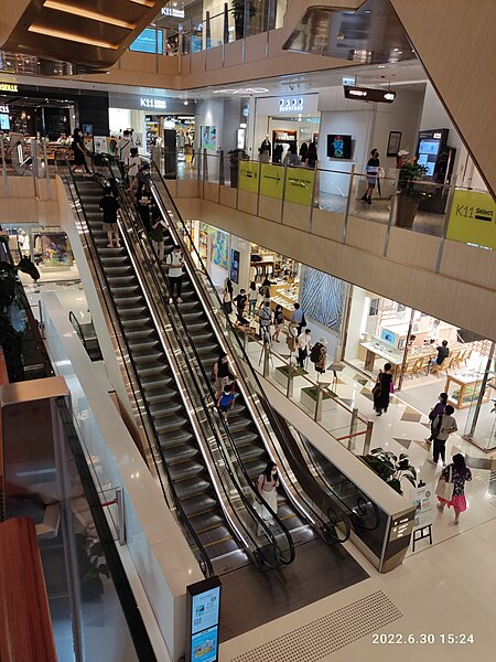 File:HK TST 尖沙咀 Tsim Sha Tsui 河內道 18 Hanoi Road 麼地道 Mody Road 購物藝術館 K11 shopping mall Schindler escalators June 2022 Px3 12.jpg