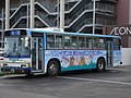 土浦支店の一般路線車 M527-95307（イオン土浦SCラッピング広告車）