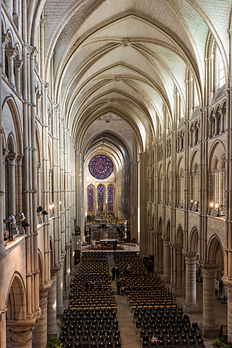 Interior da Catedral de Notre-Dame de Laon, Picardia, França. (definição 3 078 × 4 616)