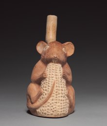 Vaso de cerámica que representa a un roedor sobre una mazorca de maíz. Cultura moche (200-800 d. C.), Perú. Museo de Arte de Cleveland.