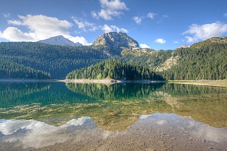 Црно језеро, општина Жабљак, сјеверна Црна Гора. Ово ледничко језеро смјештено је на планини Дурмитор, на висини 1416 m. Налази се 3 km од града Жабљака