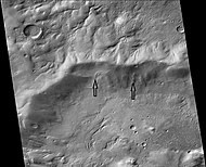 背景相机拍摄的前一幅哈特维希陨击坑图像中的舌状冰川，箭头指示了冰川。
