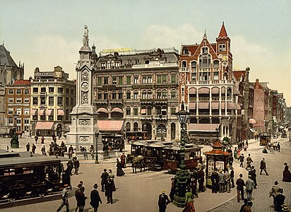 Amsterdam'da bulunan Dam Meydanı, sol tarafında Naatje van de Dam adlı Hollanda'nın ulusal birliğini simgeleyen anıt (1856'da yapıldı ve 1914'te kaldırıldı) görünmektedir (Fotokrom, c. 1890-1900) (Üreten:Detroit Publishing Company)