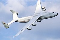1990年，參加范堡罗航展並進行空中表演的安-225。