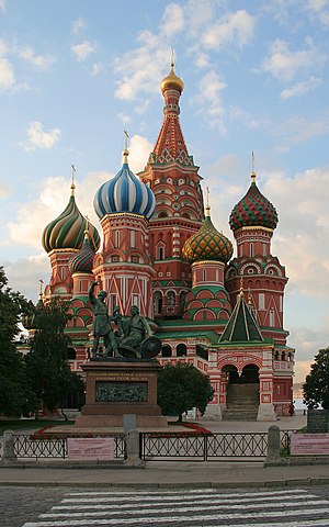 כנסיית ואסילי הקדוש ממוקמת בקצה המזרחי של הכיכר האדומה, ליד מגדל ספאסקיה של הקרמלין, במוסקבה, בירת רוסיה.