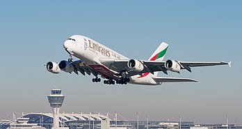 Airbus A380-861 da Emirates decolando do aeroporto de Munique, Alemanha. (definição 4 096 × 2 181)