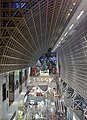 18. A kiotói Japán egyik legnagyobb vasútállomása és közlekedési csomópontja. Az épületet Hara Hirosi tervezte, és 1997‑ben adták át (javítás)/(csere)