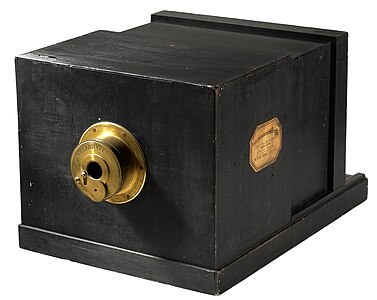 1839년 쉬스 프레르(Susse Frères)가 제작한 다게레오타이프 카메라