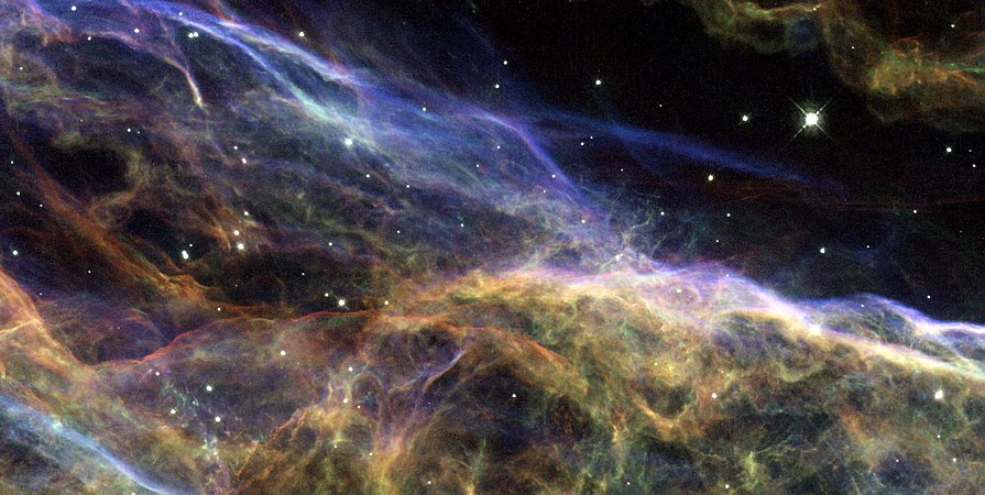 面紗星雲嘅其中一忽； 佢係由超新星爆炸形成嘅一嚿星雲[25]。