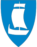 Kommunevåpenet til Verran: «I blått en sølv båt med råseil og toppseil»