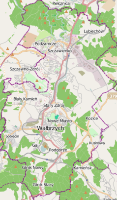 Mapa konturowa Wałbrzycha, na dole znajduje się punkt z opisem „Wałbrzych Główny”
