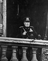 Беніто Муссоліні з балкону палацу оголошує вступ Італії у Другу світову війну