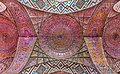 2. A Naszir ol-Molk-mecset, közismertebb néven a Rózsaszín mecset belső mennyezete. A mecset 1876 és 1888 között épült a helyi előkelőségek közé tartozó Mirza Haszan Ali Naszir ol-Mulk megrendelésére (Siráz, Irán) (javítás)/(csere)