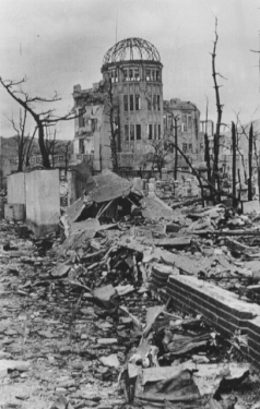 Куполата Хирошима Генбаку по бомбардирањето.