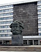 東ドイツ時代に建てられたマルクスの巨大頭像（ドイツ・ケムニッツ）
