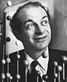 Retrach de Linus Pauling (1901-1994), pionier de l'estudi deis aplicacions dei mecanicas estatistica e quantica a la quimia.