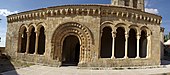 Portic romanic al Bisericii San Miguel (Sotosalbos, Spania)