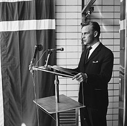 Rolf Søder vid avtäckningen av en minnestavla över stupade i andra världskriget.