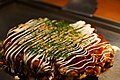 Okonomiyaki Nhật Bản, một loại bánh nướng chảo có chứa nhiều loại nguyên liệu