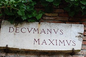 Znak za decumanus maximus u Ostia Antica