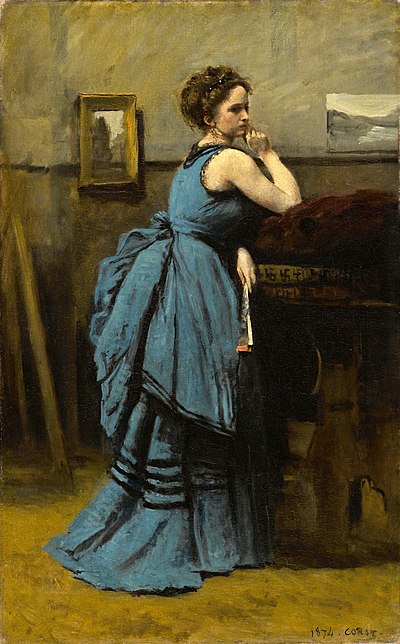 زنی با لباس آبی