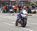 Coureur John McGuinness op Parliament Square in Ramsey