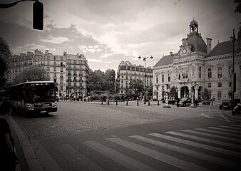 パリ19区役所とアルマン＝カレル広場 (Mairie du 19e arrondissement et place Armand-Carrel, Paris.)