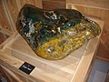 Зелёно-жёлто-оранжевый полированный валун из яшмы, Тропический парк, музей минералов, Сен-Жакю-ле-Пен, Бретань