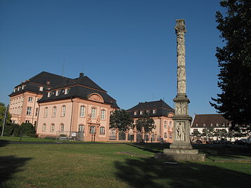 Deutschhaus en Jupiterzuil