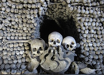 Pilhas de ossos decoram uma pequena capela no cemitério de Sedlec, subúrbio de Kutná Hora, na República Tcheca. Estima-se que o Ossário de Sedlec contenha entre 40.000 e 70.000 esqueletos. (definição 2 002 × 1 442)