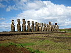 Moai of Easter Island (Moai của đảo Phục Sinh phải đối mặt với nội địa, AHU Tongariki, c. 1250 - 1500 AD, được phục hồi bởi nhà khảo cổ học Chile Claudio Cristino vào những năm 1990)