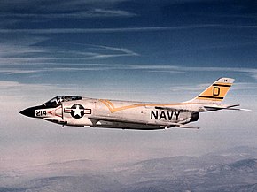 飛行するF3H-2N 136981号機 (第124戦闘飛行隊所属、1957年撮影)