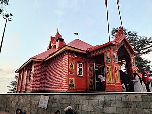 సిమ్లాలోని ఎత్తైన కొండపై ఉన్న జాకూ హనుమాన్ దేవాలయం