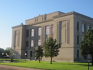 Prowers County Courthouse in Lamar (2010). Das 1928 im Stile des Neoklassizismus erbaute Courthouse wurde im September 1981 in das NRHP eingetragen.[1]