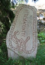 Runenstein von Skåäng, Södermanland, Schweden; zwei Inschriften aus zwei Zeiten von 500 und 1000 n. Chr.