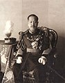 日本の大礼服と勲章を纏って座っている李王時代の李坧