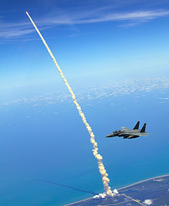 Atlantis Uzay Mekiği'nin Kennedy Uzay Merkezi'nden fırlatıldığında hava sahasını devriye gezen F-15E Strike Eagle (14 Mayıs 2010). (Üreten:Capt. John Peltier, US Air Force)
