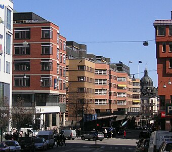 Liksom Jakobsgatan förändrades även Mäster Samuelsgatan i Norrmalmsregleringens slutskede. Bildparet visar gatan 1966 och 2008 med vy mot öst i höjd med Regeringsgatan. På norra sidan av gatan, i kvarteret Oxen Större uppstod mellan åren 1975–1978 ett stort kontorskomplex, det så kallade Salénhuset.