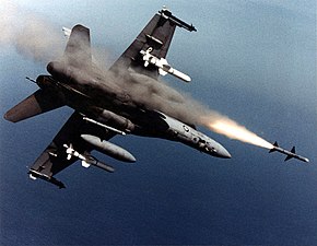 F/A-18 Hornet som avfyrar en AIM-7 Sparrow jaktrobot med semiaktiv radarmålsökare.