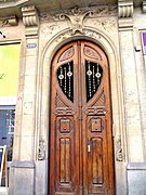 Puerta estilo Art Nouveau en Barcelona