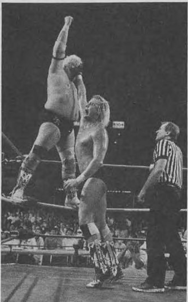 File:Barry Windham claws Dusty Rhodes during their match at The Great American Bash, 1988.png