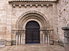 Arco de herradura en la entrada de la basílica de Santa Eulalia de Mérida