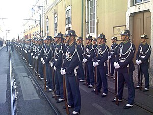 Militares da Guarda Nacional Republicana portuguesa em grande uniforme, por ocasião das comemorações da Implantação da República na Praça do Município (Lisboa)