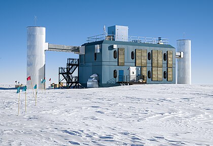 Neutrinová observatoř IceCube na polární stanici Amundsena–Scotta v Antarktidě