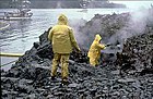 Saneringsarbete efter fartyget Exxon Valdez oljeutsläpp.