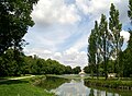 Ermenonville (Oise): Vue générale sur l'étang, l'île des Peupliers et le château depuis le sud