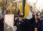 Organisationen vid en procession i Moskva, Ryssland 2003 och organisationens grundare, Leonid Simonovitj-Niksjitj (mitten med högtalaren).