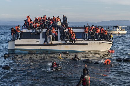 Избеглице из Сирије и Ирака искрцавају се на острву Лезбос у Грчкој, након што су дошли бродом из правца Турске током Европске мигрантске кризе 2015. године