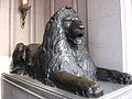 ライオン像（写真は日本橋本店正面入口